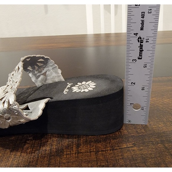 Yellow Box Silver Rhinestones Perforated‎ Flowers Flip Flops Wedge Sandals sz 7 - Picture 13 of 13